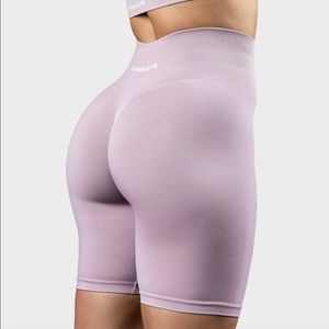 Alphalete biker short ( viola) super comfy squat proof